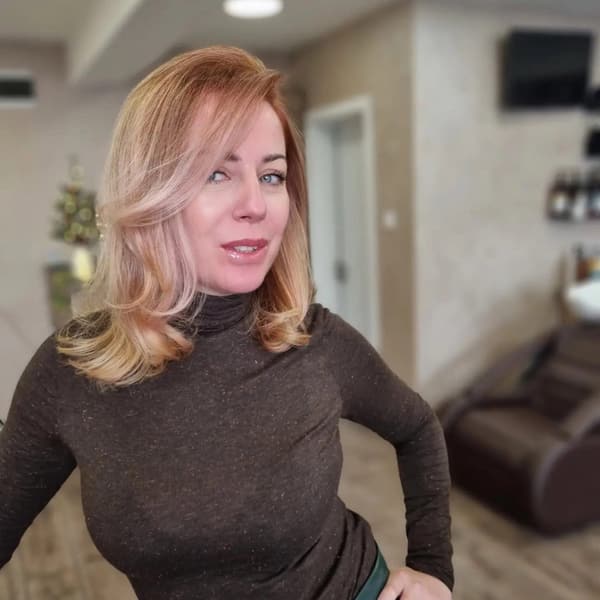 Клиентка с прясно боядисана коса в топъл рус нюанс, в салона